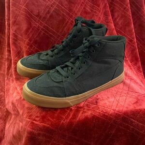 Mens size 8.5 No Boundaries Canvas Shoe